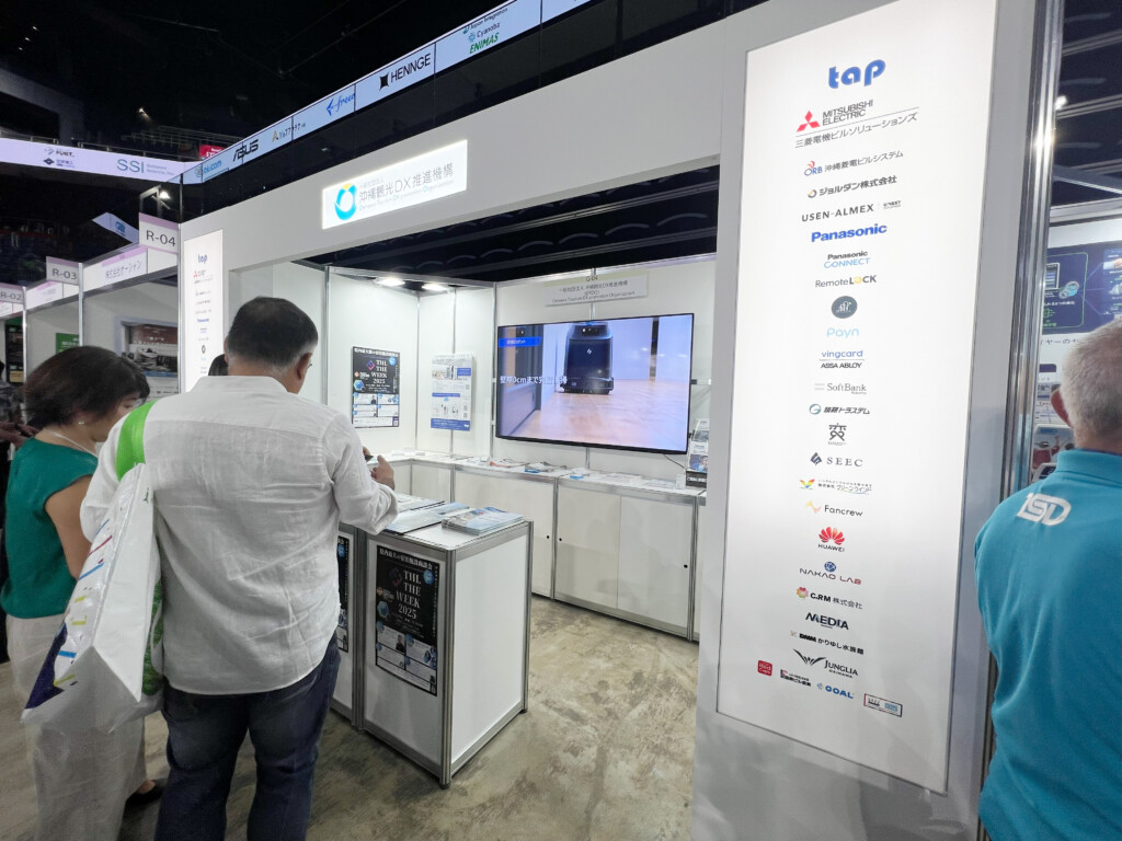 ResorTech EXPO 2025 in Okinawaに出展したOTDOの展示ブースで説明を受ける来場者