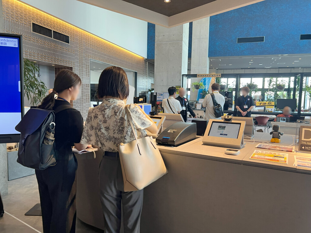 THL THE WEEKの受付ロボットを体験する参加者