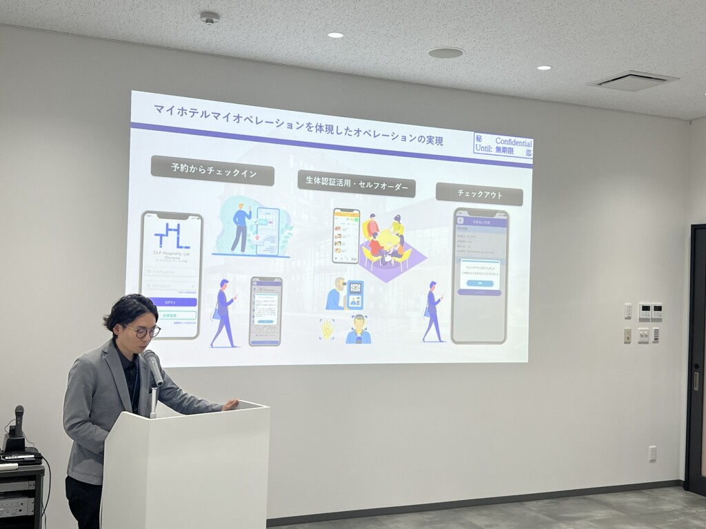 スライド前でプレゼンする株式会社タップの社員