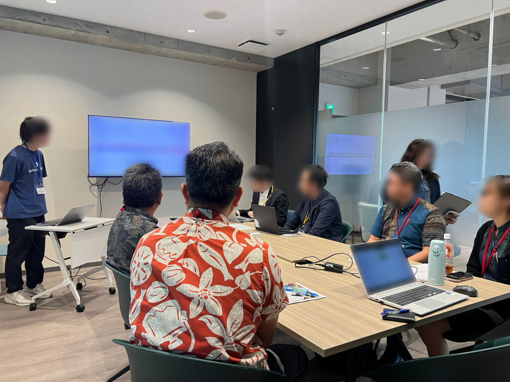 メーカーのプレゼンテーションを聴講する参加者