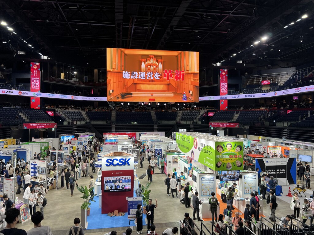 ResorTech EXPO 2025 in Okinawaに多くの企業ブースが並び、来場者で賑わう様子に多くの企業ブースが並び、来場者で賑わう様子
