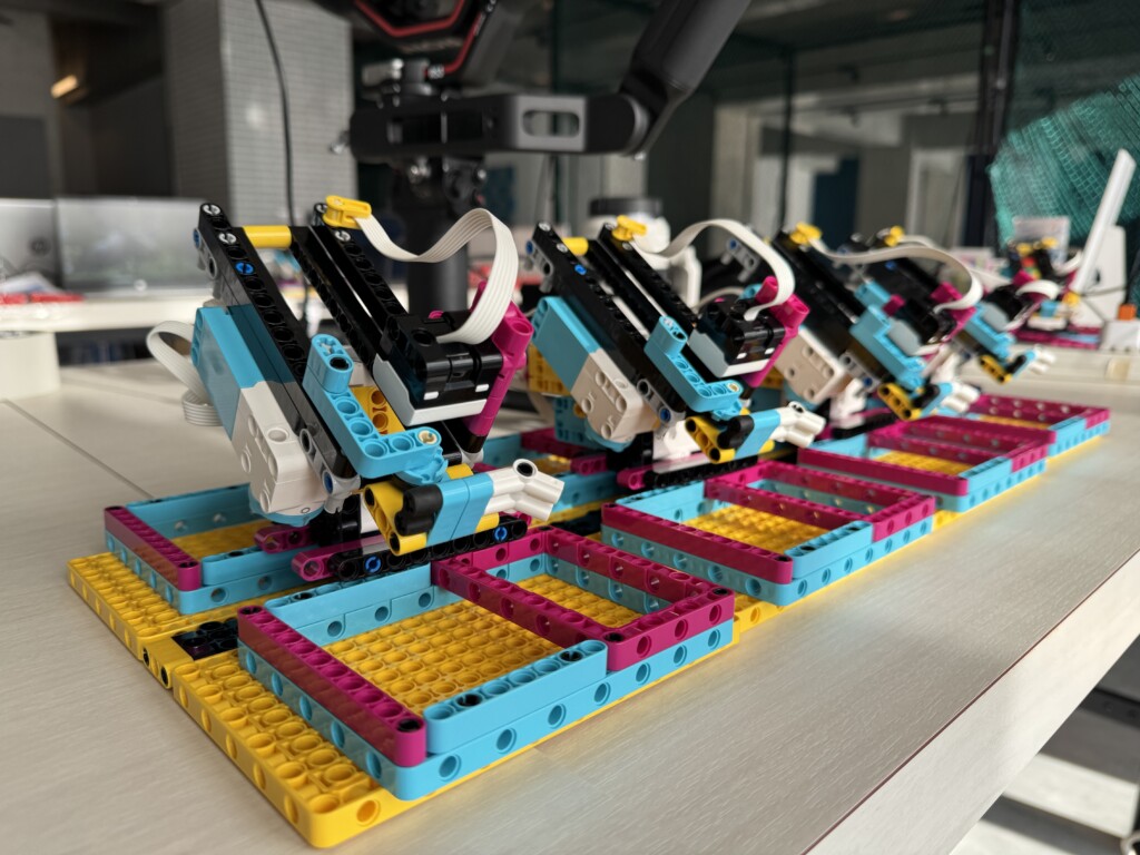 プログラミングで動くロボットの写真