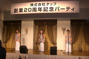 うちなー（沖縄）コーラスグループ「COI-NA」によるライブ