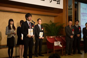 タップアワード　学生賞を受賞された、立教大学観光学部玉井ゼミナール 第1期生 代表の井上 開様。