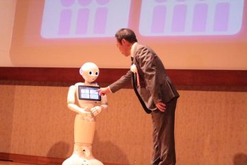 活動報告にはpepperも登場しました