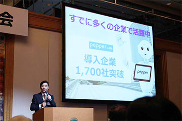 ソフトバンク株式会社 中山五輪男様にお越しいただき「AIとロボットがもたらすホテルの未来」と題して、ソフトバンク社（ロボット）を活用した宿泊業界の未来像についてご講演いただきました。